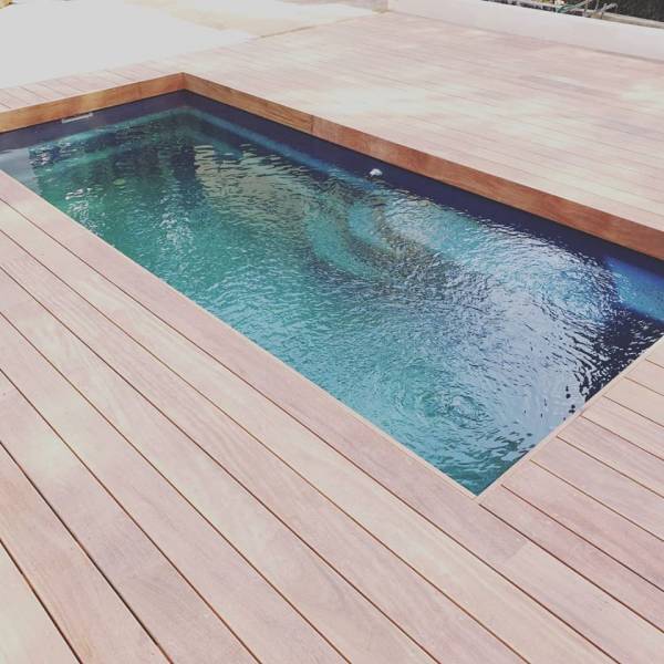 Tour et contour de piscine en bois exotique resistant a l 'eau ( Modèles a voir sur demande )