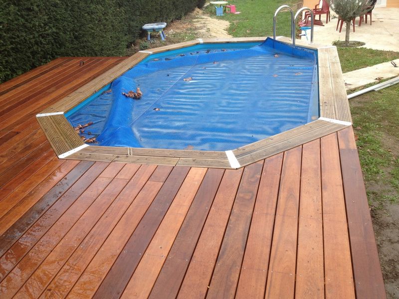 Plage de piscine pour piscine hors sol en bois exotique itauba à calas
