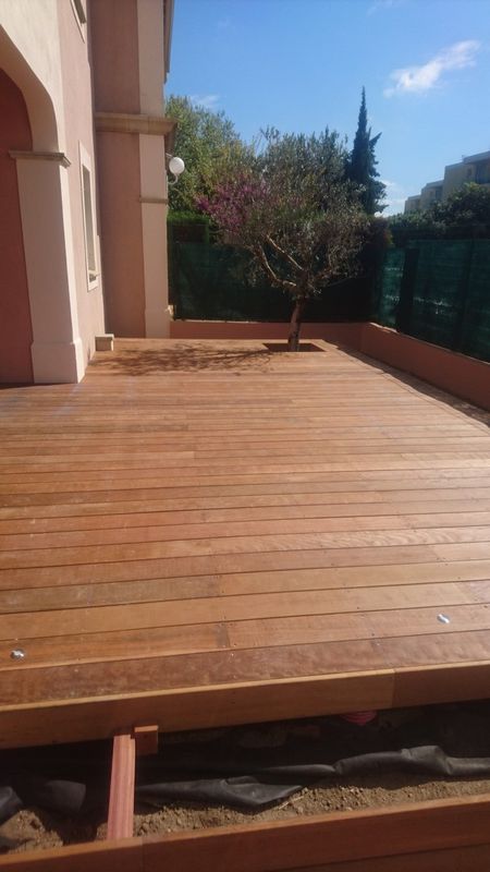 Terrasse bois Itauba à Salon de Provence sur structure bois exotique et plots bétons