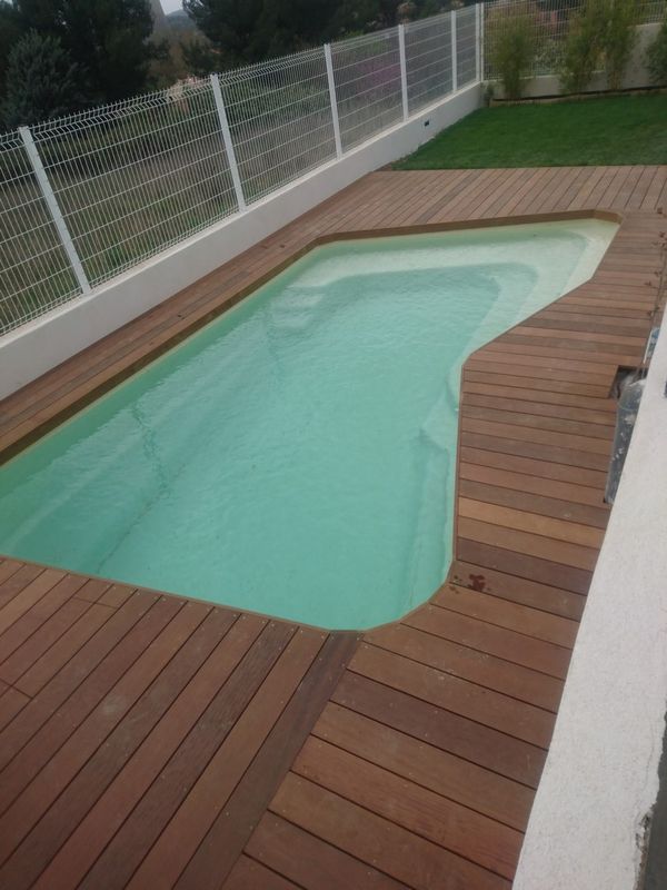 Tour d'une piscine bois en bois exotique Itauba sur plots bétons à Meyreuil