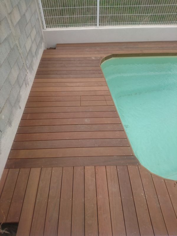 Tour d'une piscine bois en bois exotique Itauba sur plots bétons à Meyreuil
