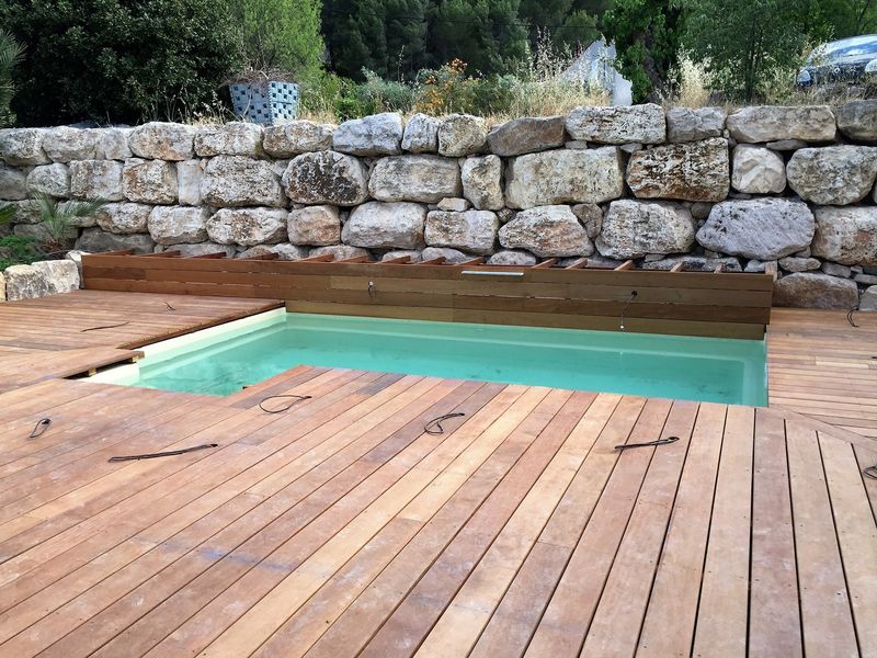 Tour d'une piscine bois en bois exotique Itauba sur plots bétons à Ventabren
