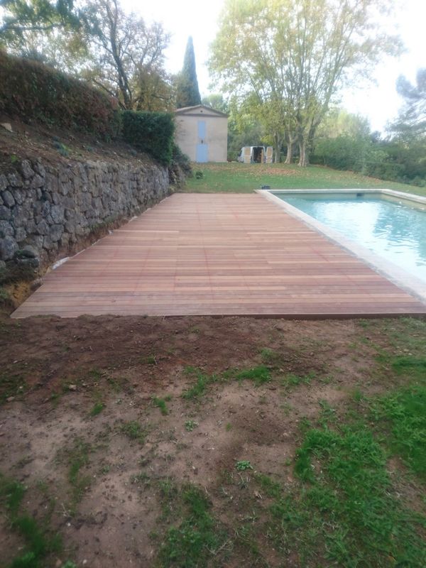 Tour d'une piscine bois en bois exotique Itauba sur plots bétons à Aix en Provence
