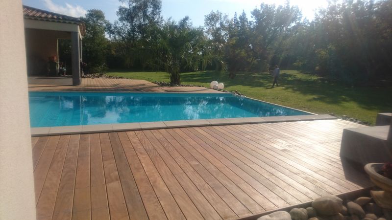 Tour d'une piscine bois en bois exotique IPE sur dalle béton à Aix en Provence
