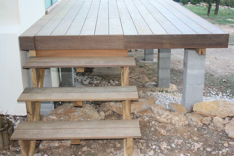 Réalisation d'une terrasse en bois exotique Ipe sur piliers à Bras Var