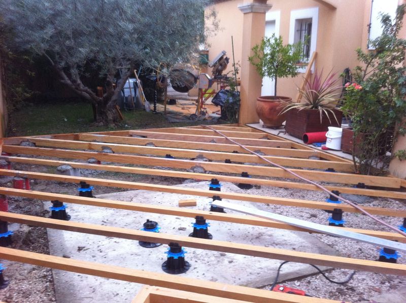 Aménagement d'un local technique et rénovation d'une terrasse en IPE à Istres