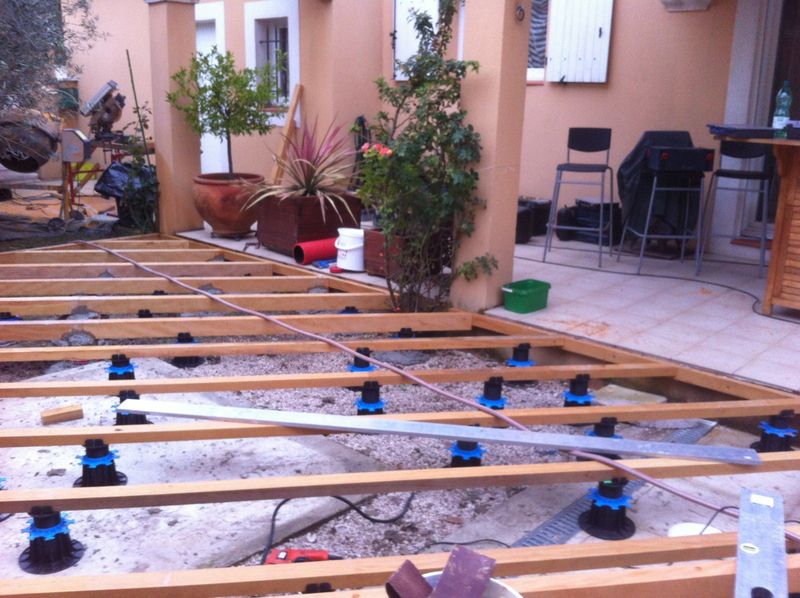 Aménagement d'un local technique et rénovation d'une terrasse en IPE à Istres