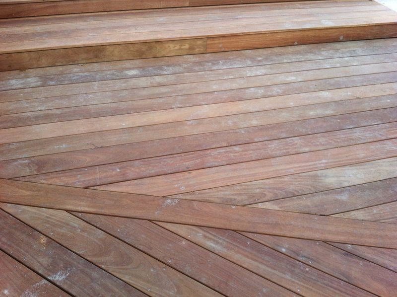 Finition de cette terrasse en bois cumaru près d'aix en provence
