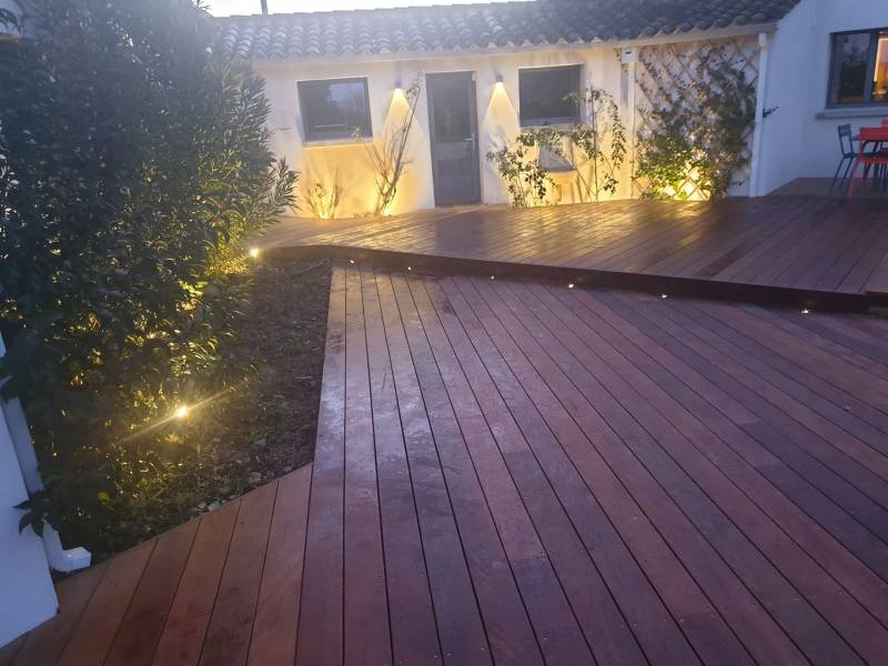 Création de terrasse Ipe avec bancs et spots à Aix en Provence
