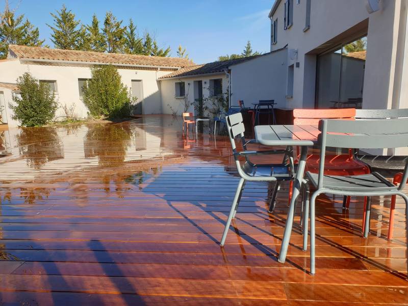 Création de terrasse Ipe avec bancs et spots à Aix en Provence