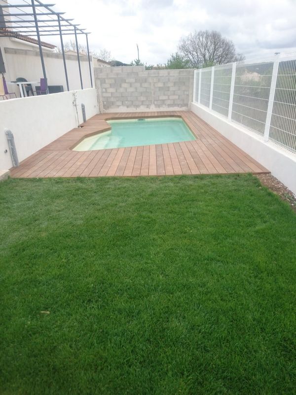 Tour d'une piscine bois en bois exotique Itauba sur plots bétons à Meyreuil