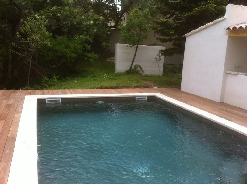 Agencement d'un tour de piscine en bois exotique Ipe